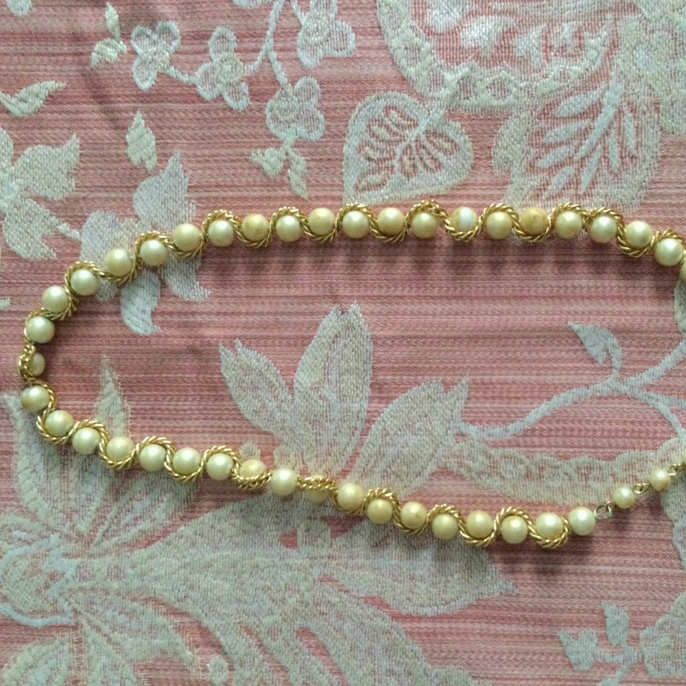 Beautiful beads and gold tone chain necklace 16-18" women's